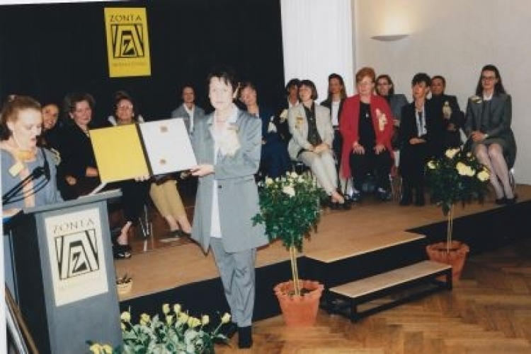 Die Gründungspräsidentin  mit der Charterurkunden  ©Zonta Club Ingolstadt