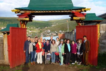 Gruppenbild vor dem Goldener Hirsch Tor in der Mongolei ©2014 Zonta Club Ingolstadt